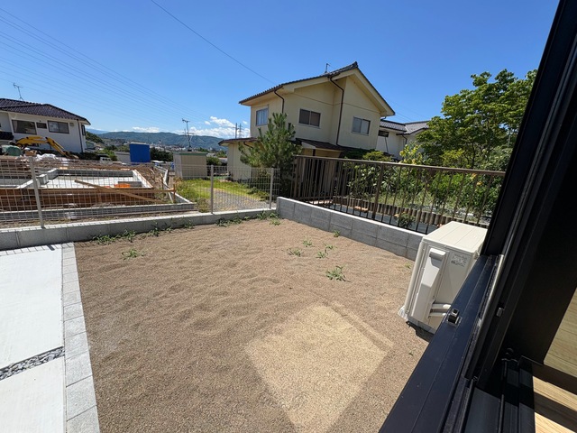 家庭菜園を楽しんだり、お子様の遊具を置いたり、楽しみ方広がるお庭スペースのスライド画像