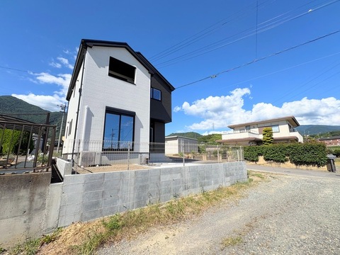 三方路に面しており開放感のある立地です