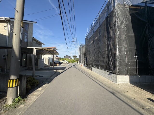 前面接道＜東方向＞　上棟済み風景のスライド画像