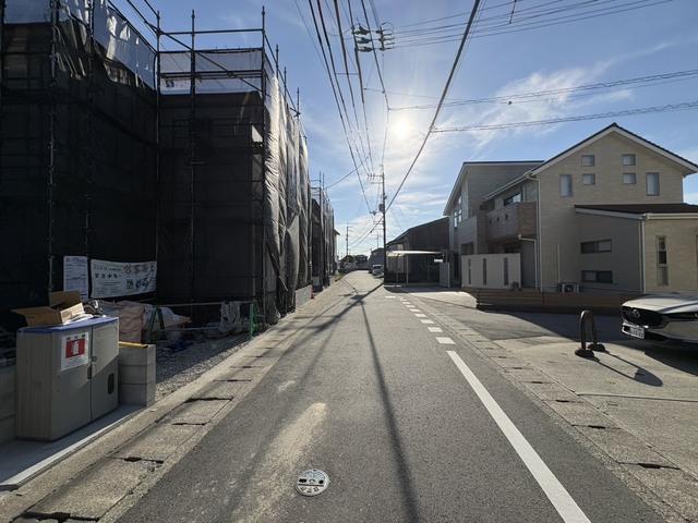 前面接道＜西方向＞　上棟済み風景のスライド画像