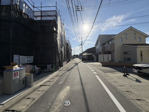 前面接道＜西方向＞　上棟済み風景