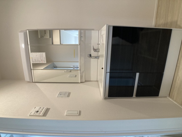 １号棟　洗面台<br>お化粧ノリも生え際もチェックできる明るく清潔な洗面室のスライド画像