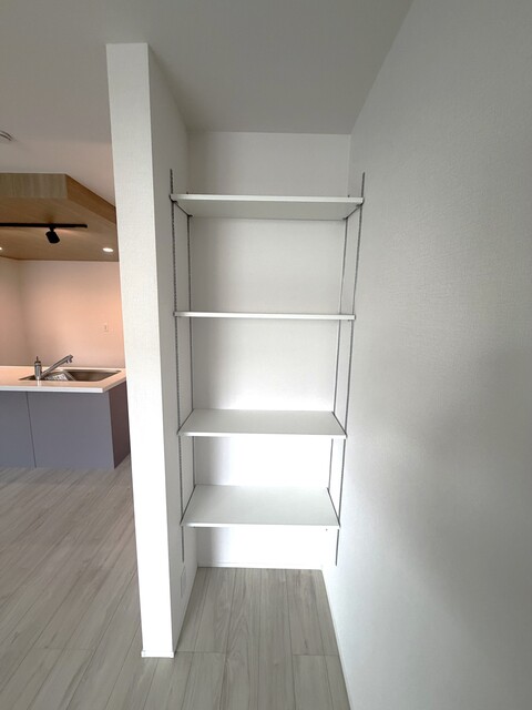 【１号棟】収納上手な暮らしを叶える♪便利なパントリーのスライド画像