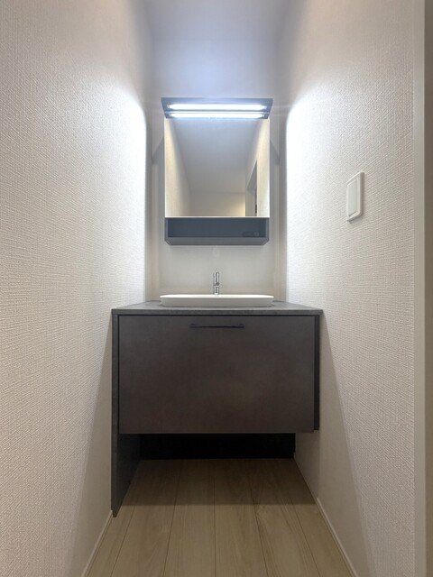 【１号棟】LED照明が引き立てるコンクリート調トップの重厚感。洗練された素材が毎日を彩ります。のスライド画像