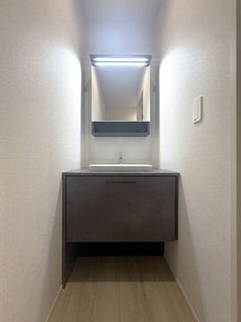 【１号棟】LED照明が引き立てるコンクリート調トップの重厚感。洗練された素材が毎日を彩ります。