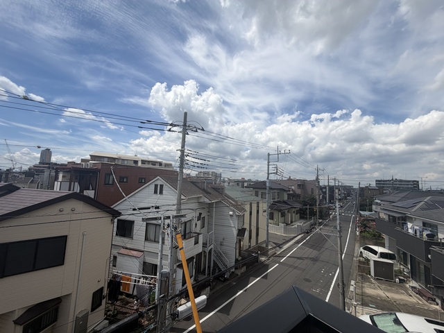 【１号棟】この空、独り占め。バルコニーから広がる、開放感あふれる日常。のスライド画像