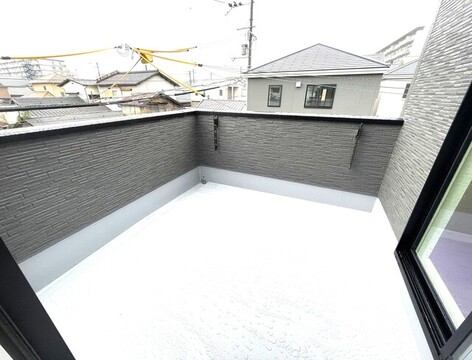 新鮮な空気だけでなく気持ちにゆとりを与えてくれるバルコニー