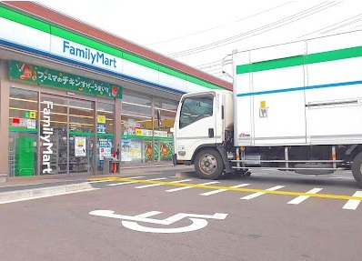 ファミリーマート 草加旭町二丁目店 140mのスライド画像