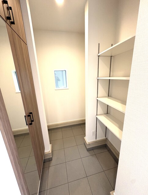 靴はもちろんのこと、玄関周りのグッズ収納にも◎（2号棟）のスライド画像