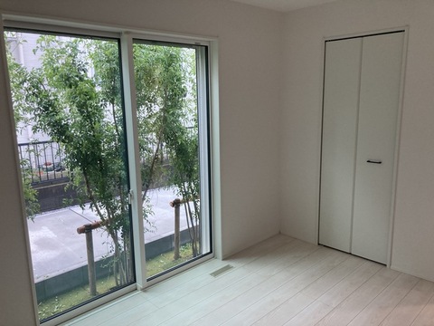 【１号棟】１階の6.0帖の洋室。日当たりも良く解放感たっぷりのお部屋です。
