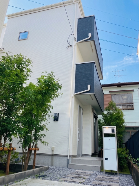 【２号棟】個性的なフォルムが目を引く、デザイン性の高い住まい。<br>マイカー2台持ちにも嬉しい、2台分の駐車スペース♪のスライド画像