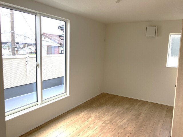 バルコニー直結！ゆとりの7.5帖主寝室♪<br>朝の光や心地よい風を感じられる、開放感のあるくつろぎの空間です。のスライド画像
