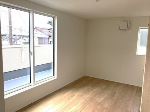 バルコニー直結！ゆとりの7.5帖主寝室♪<br>朝の光や心地よい風を感じられる、開放感のあるくつろぎの空間です。