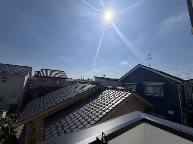 ベランダからの風景です。<br>お洗濯物も太陽の光を独り占めです♪のスライド画像