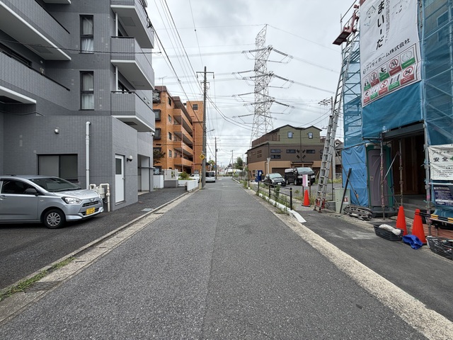 【1号棟】前面道路含む現地写真のスライド画像