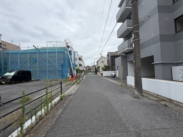 【1号棟】前面道路含む現地写真のスライド画像