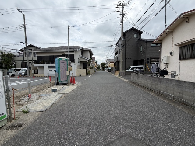 【1号棟】前面道路含む現地写真のスライド画像