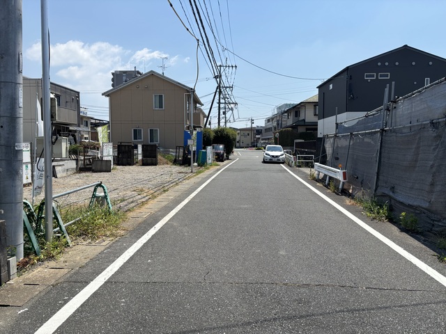 カースペース3台並列駐車可能。5LDKの大型プラン。前面道路6ｍのスライド画像