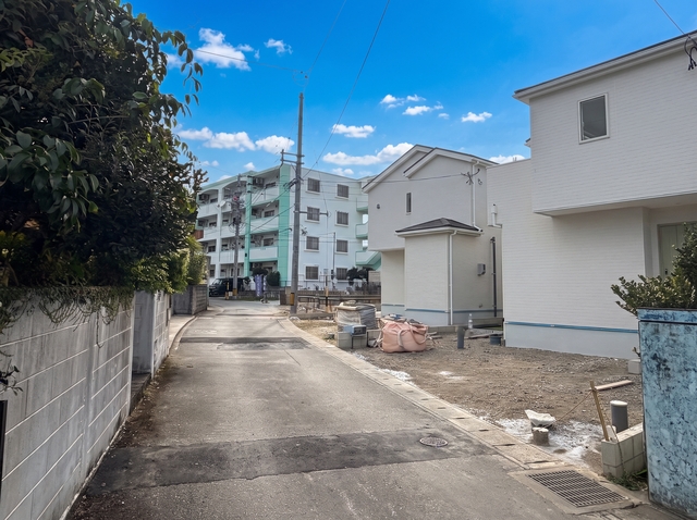 5号棟　前面道路写真のスライド画像