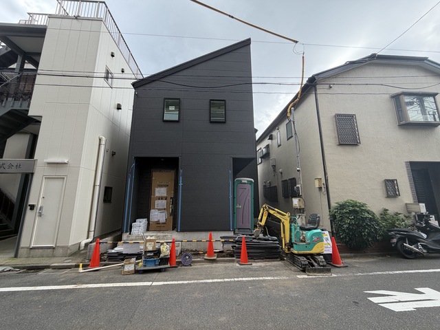 シックな黒の外壁とスタイリッシュな片流れ屋根がお目見え！建築工事も最終段階に入り、もうすぐ完成いたします。日当たりや間取りの体感など、一足先のご内覧も可能です♪のスライド画像