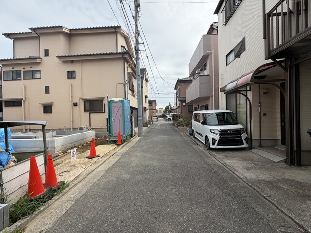 【1号棟】前面道路含む現地写真のスライド画像