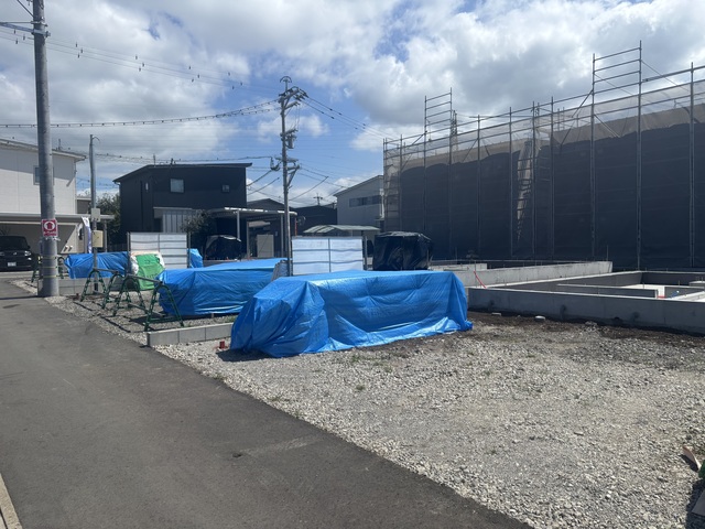 1号棟から見た前面道路含む現地写真のスライド画像