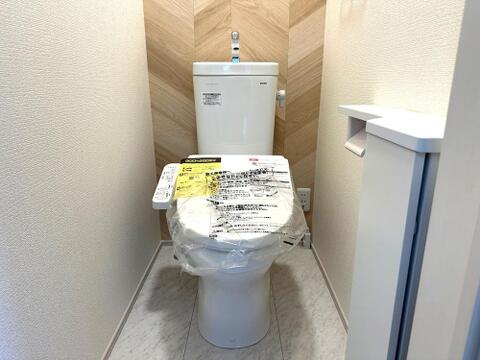 温水洗浄機能付きトイレを採用。アクセントクロスが空間に彩りを添え、清潔感のある空間に仕上がっています。