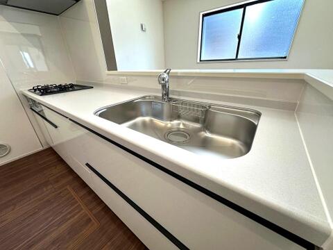 ワイドシンクを採用した使い勝手の良いキッチン。調理スペースも広く、後片付けまでスムーズに行える機能的な設計です。