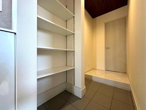 玄関収納も豊富に確保。可動棚仕様のため、靴はもちろんアウトドア用品やベビーカーなどもすっきり収納できます。