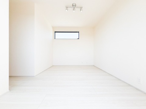 大きな窓から心地よい自然光がたっぷりと差し込む、明るい洋室。白を基調としたフローリングが光を反射し、お部屋全体をさらに広く開放的に見せてくれます。毎朝気持ちよく目覚められる、快適なプライベート空間。