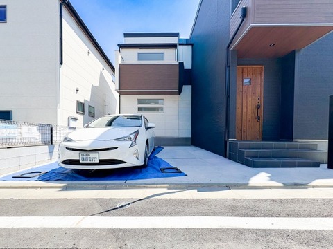 前面道路に面し、車の出し入れがスムーズに行えるゆとりあるカースペース。乗用車を停めてもアプローチに余裕があり、毎日の乗り降りや荷物の積み下ろしも快適です。マイカーライフを豊かに彩る好設計の邸宅。