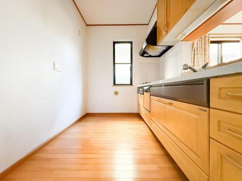 広々としたキッチンは、家族みんなで料理を楽しむのにぴったり。収納力が充実しており、調理器具や食材もすっきり片付けられます。さらに、お手入れがしやすい設計で、毎日の料理が快適に進みます。