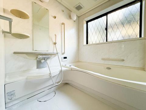 ゆったりとした広さのバスルームで、1日の疲れを癒す贅沢な時間が過ごせます。清潔感とモダンなデザインが、快適な入浴タイムを提供し、リラックスできる空間で一日の締めくくりの時間をお過ごしいただけます。
