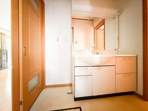 中古物件ながら清潔感あふれる洗面化粧台。収納も充実しており、毎日の支度がスムーズに進みます。手入れが行き届いており、機能性と使いやすさが保たれた心地よい空間です。