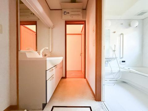 使い勝手が良い洗面化粧台は、収納力も豊富で清潔感が保たれた空間。シンプルでモダンなデザインが、朝の支度を快適にしてくれます。毎日の生活がよりスムーズに整います。