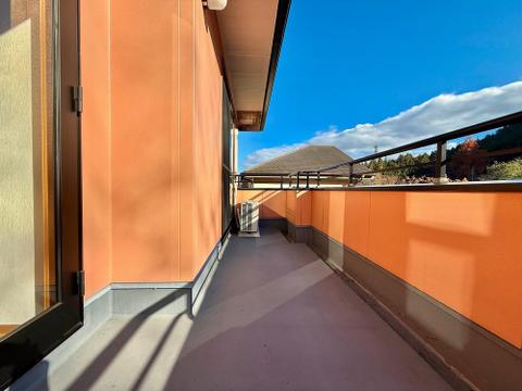 広々としたバルコニーは、植物やインテリアを楽しむスペースにぴったり。風通しが良く、晴れた日には日向ぼっこが楽しめる快適な空間です。季節ごとの変化を感じながらリラックスしたひとときを過ごせます。