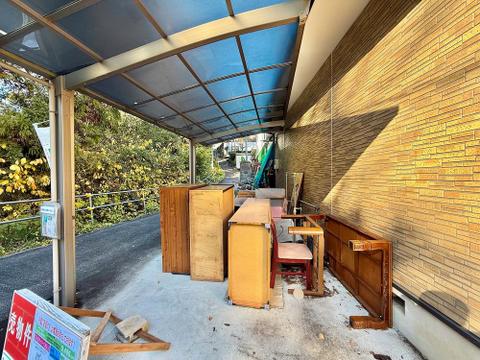 敷地内に駐車場があるため、車の移動がスムーズに行え、日常の外出が便利です。マンションの管理体制が整っており、防犯面でも安心して利用できる駐車場です。