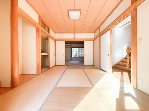 和室は、お子様の遊び場や客間、家族のリラックススペースとして多用途に使える空間です。開放的で落ち着きのある雰囲気が、家族の暮らしにやすらぎをプラスしてくれます。