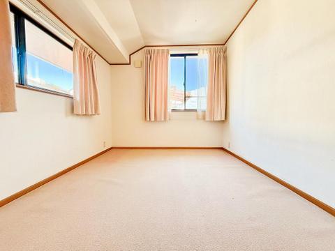 広々とした居室は、たっぷりと日差しが差し込み、ゆったりとしたくつろぎのひとときを楽しめる空間です。清潔感と快適さが保たれており、穏やかで心地よい毎日を支えてくれます。