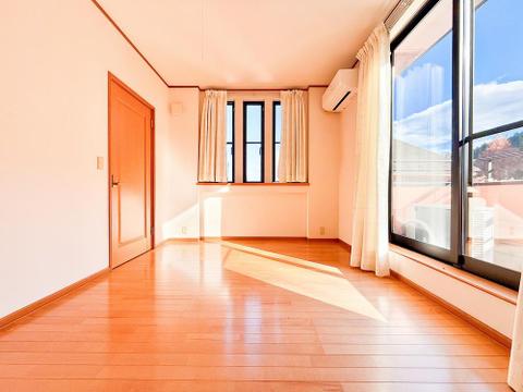 窓から差し込む柔らかな光が心地よい居室は、広さがあり、のびのびとした気分で過ごせます。趣味やリラックスの時間を楽しめる多用途な空間で、心安らぐ毎日が広がります。