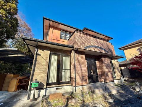 中古戸建てながら、外観は丁寧に手入れが行き届いており、清潔感が感じられます。趣のあるデザインが魅力で、落ち着いた街並みにも馴染む佇まいが、家族の新しい暮らしを迎え入れてくれます。