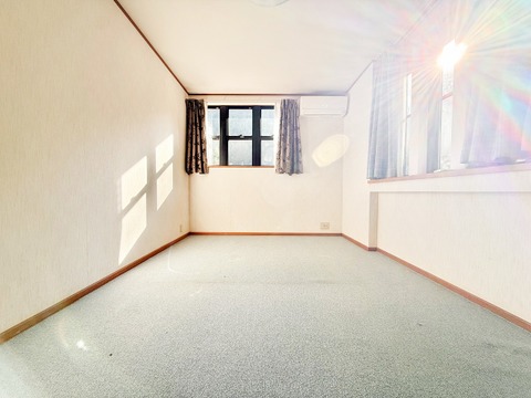 日差しがたっぷりと降り注ぐ明るい子供部屋は、お子さまが元気に遊べるのびのびとした空間です。広さがあるため、成長に合わせた家具配置が可能で、勉強や遊びに集中できる理想的な環境が整っています。