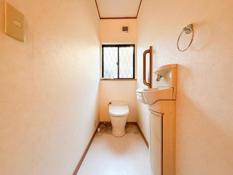 コンディション良好なトイレは、シンプルで清潔感あふれるデザイン。手入れが行き届いており、中古物件とは思えない快適さが魅力です。毎日が気持ちよく過ごせる空間です。