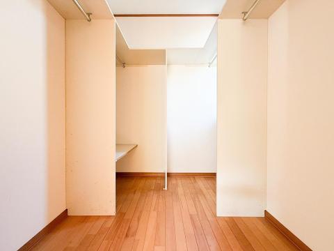 広さが魅力のウォークインクローゼットは、衣類や小物をたっぷりと収納できるスペースです。洋服を見渡しやすく、整理整頓がしやすい設計で、使い勝手の良さが日々の生活をサポートしてくれます。