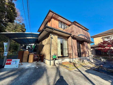 落ち着いた雰囲気が漂う外観で、住む人に安心感を与えてくれる佇まいです。しっかりと手入れがされており、中古ながらも美しさが保たれているため、快適に暮らし始められる住まいです。