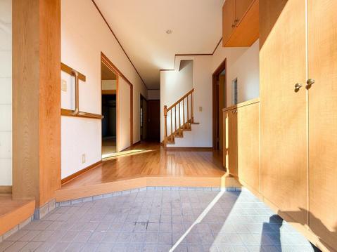 広々とした玄関スペースは、家族や来客を温かく迎え入れる心地よい空間です。ゆとりあるスペースがあるため、荷物の置き場にも困らず、快適な住まいの入り口としての機能が充実しています。