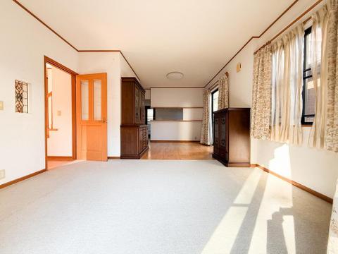 広々としたリビングは、家族全員がのびのびとくつろげる憩いの場所です。明るい光が差し込み、温かみのある空間が、毎日の生活をより豊かで楽しいものにしてくれます。家族みんなで集まるのが楽しみです。