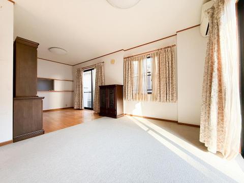 リビングに広がる開放的な空間は、家族が自然と集まり笑顔が絶えない場所。大きな窓から差し込む光が明るさと心地よさをもたらし、毎日の暮らしにゆとりと穏やかさを与えてくれる、家族の憩いの場所です。