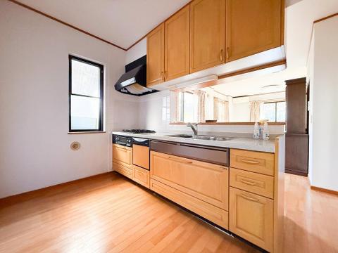 対面式のシステムキッチンで、リビングを見渡しながら料理ができる開放感。広いカウンターと豊富な収納スペースが、調理をよりスムーズに。居心地の良い空間で、料理をしながらコミュニケーションが生まれます。