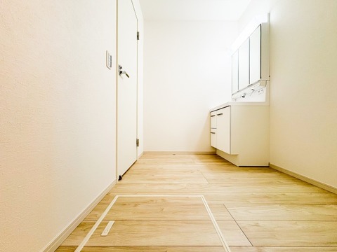 広々とした作業スペースの洗面化粧台は、複数人での使用もしやすい設計です。収納力が充実しており、洗面用具をすっきり整頓できる使いやすい環境が整っています。